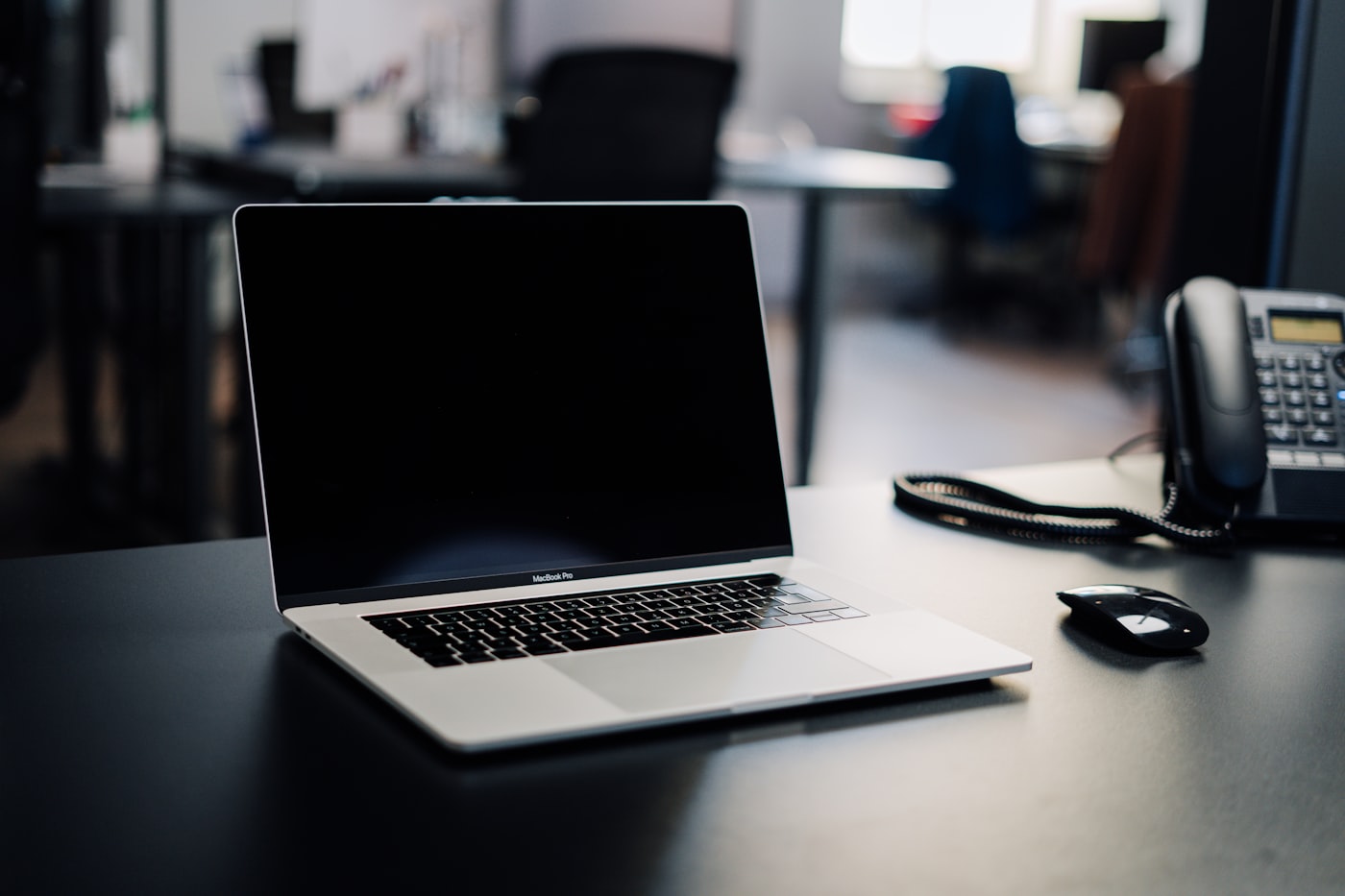 Zakelijk VoIP toestel naast een laptop op kantoor