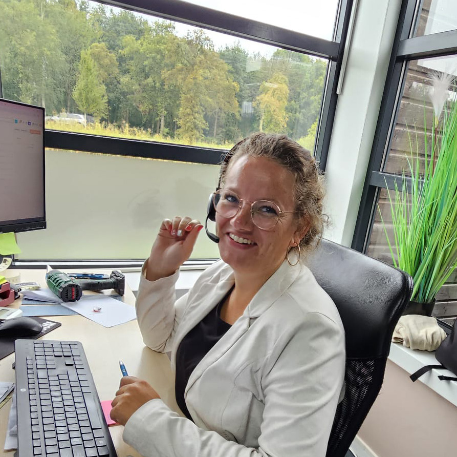 Voipzo medewerker met headset aan de telefoon